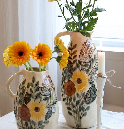 Bild av eleganta kannor med blommor i harmonisk miljö