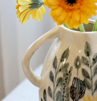 Bild av kanna med blomstermotiv och vintage charm