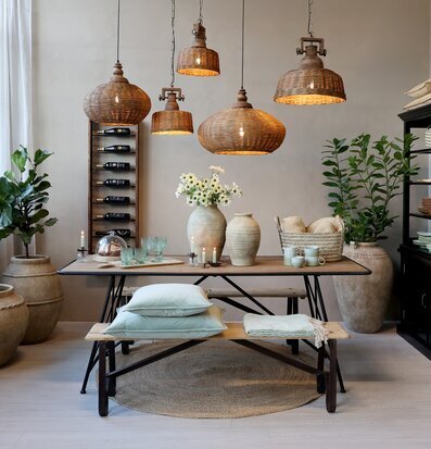 Bild av harmoniskt inrett rum med elegant inredning