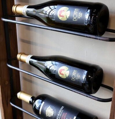 Bild av elegant vinreol med stilren och industriell design