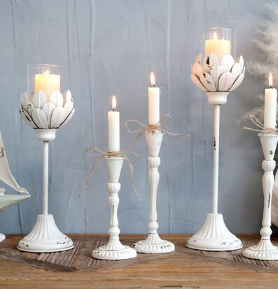 Bild av elegant interiör med nautiskt tema och ljusstakar