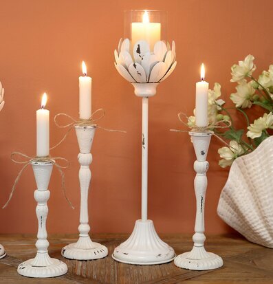 Bild av harmonisk inredning med ljusstakar och blommor