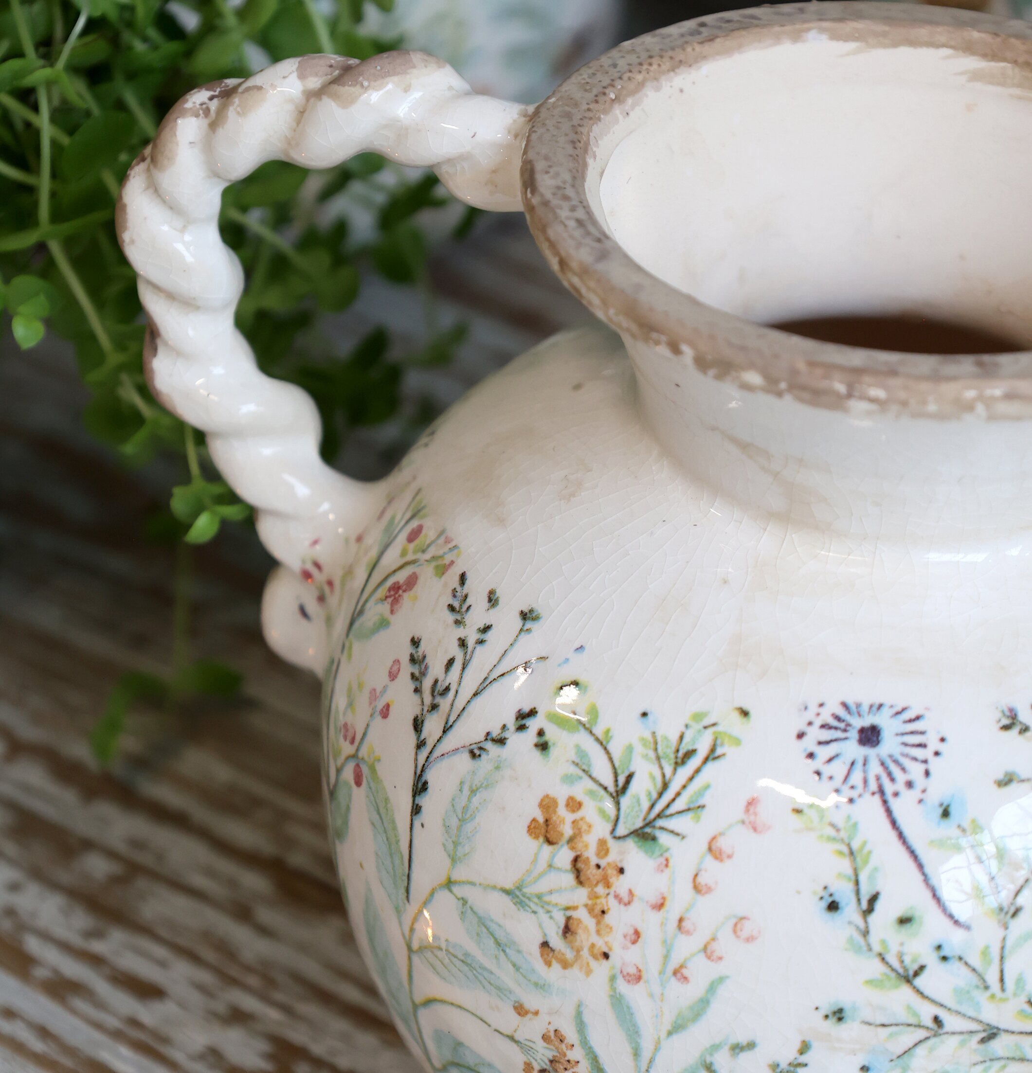 Bild av vacker kanna med blommigt mönster och patina