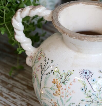 Bild av vacker kanna med blommigt mönster och patina