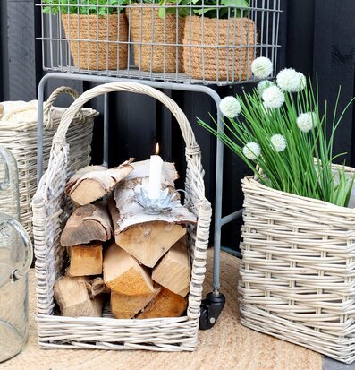 Bild av harmonisk inredning med naturmaterial och grönska