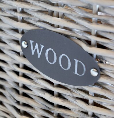 Bild av en flätad vedkorg med rustik och jordnära design