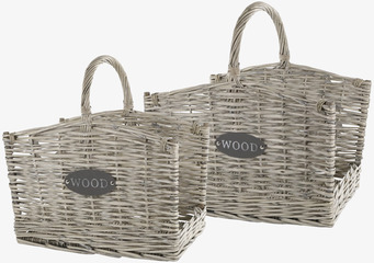 Bild av robusta vedkorgar i naturmaterial och pilträd