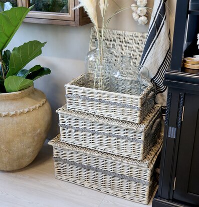 Foto av harmonisk inredning med korgar och vaser