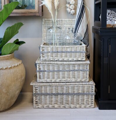 Bild av inbjudande heminredning med flätade korgar