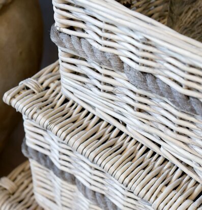 Bild av tre vackert staplade korgar i naturlig pil