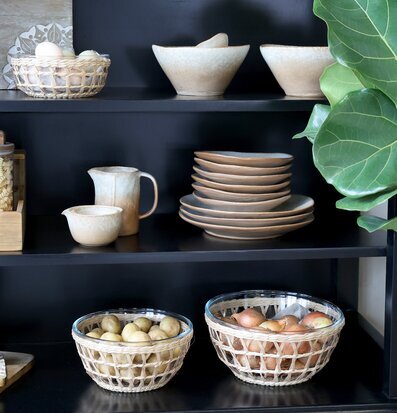 Bild av smakfullt inredd hylla med rustika detaljer