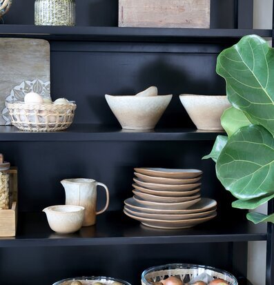 Bild av harmonisk hylla med keramik och naturliga element