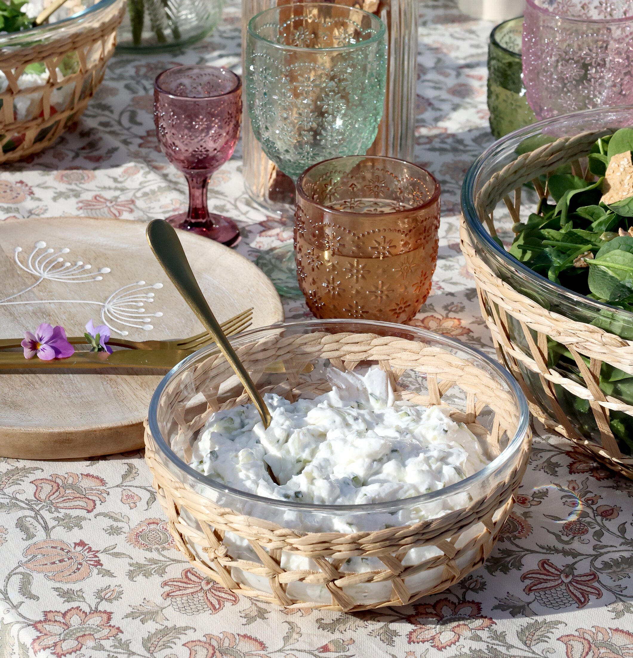 Bild av harmonisk dukning med rustik och jordnära känsla