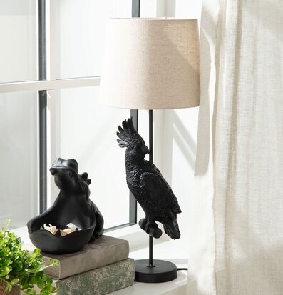 Bild av elegant inredning med svart kakadualampa