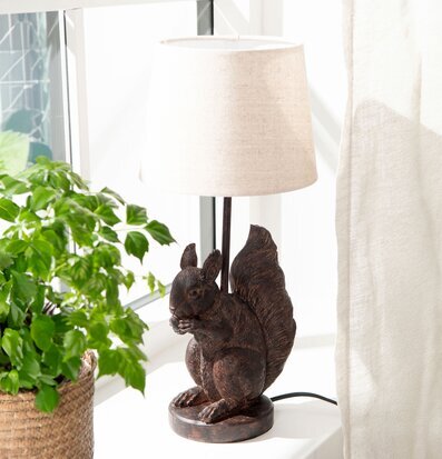 Bild av stämningsfull inredning med ekorrelampa