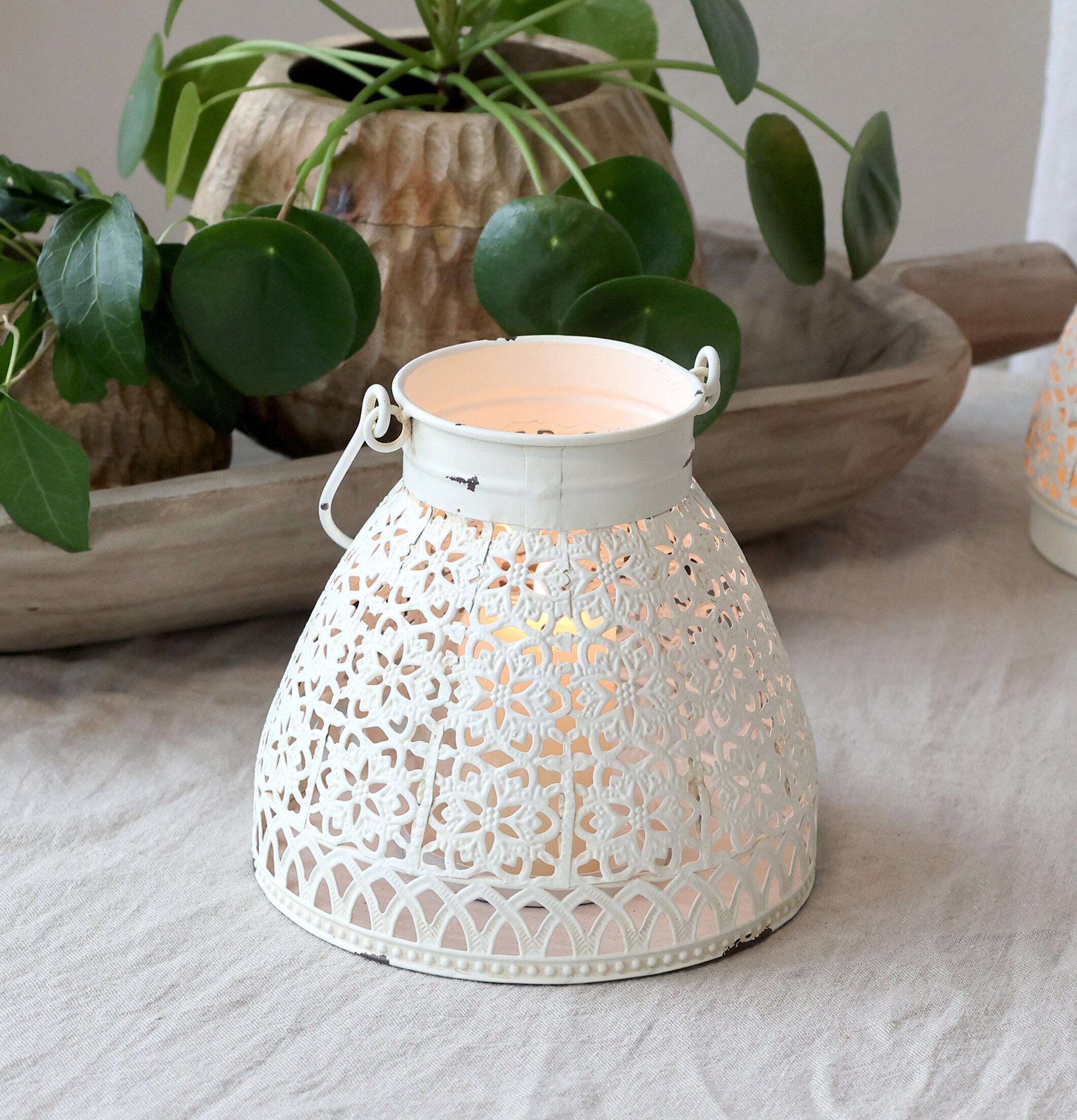 Bild av ljuslykta med intrikat mönster och varm atmosfär