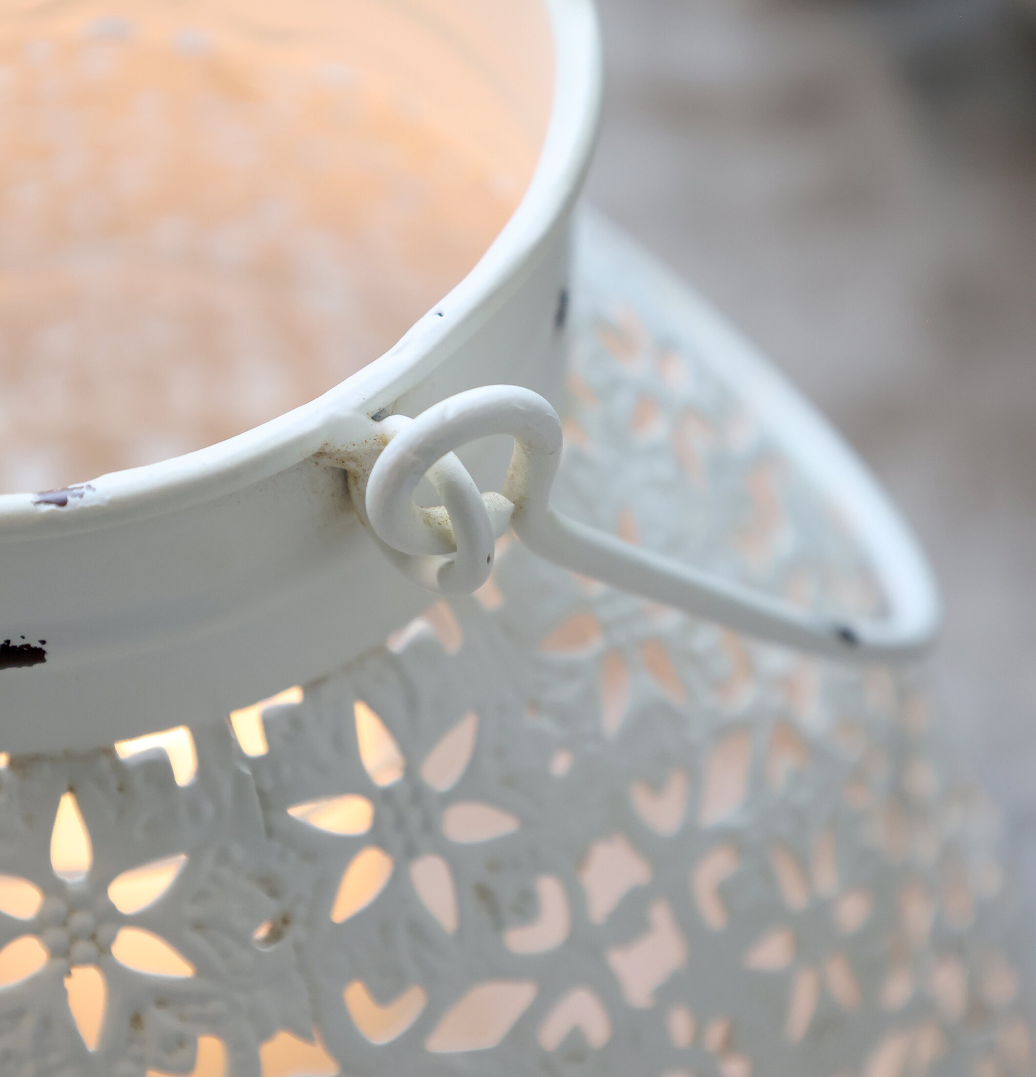 Bild av en detaljrik ljuslykta med intrikata mönster