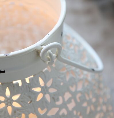 Bild av en detaljrik ljuslykta med intrikata mönster