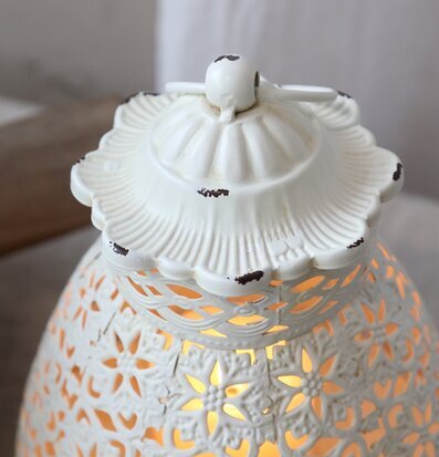 Bild av vacker ljuslykta med antik cremefärg och mönster