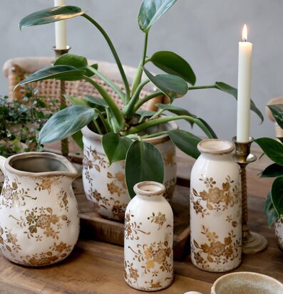 Bild av hemtrevlig inredning med keramik och växter