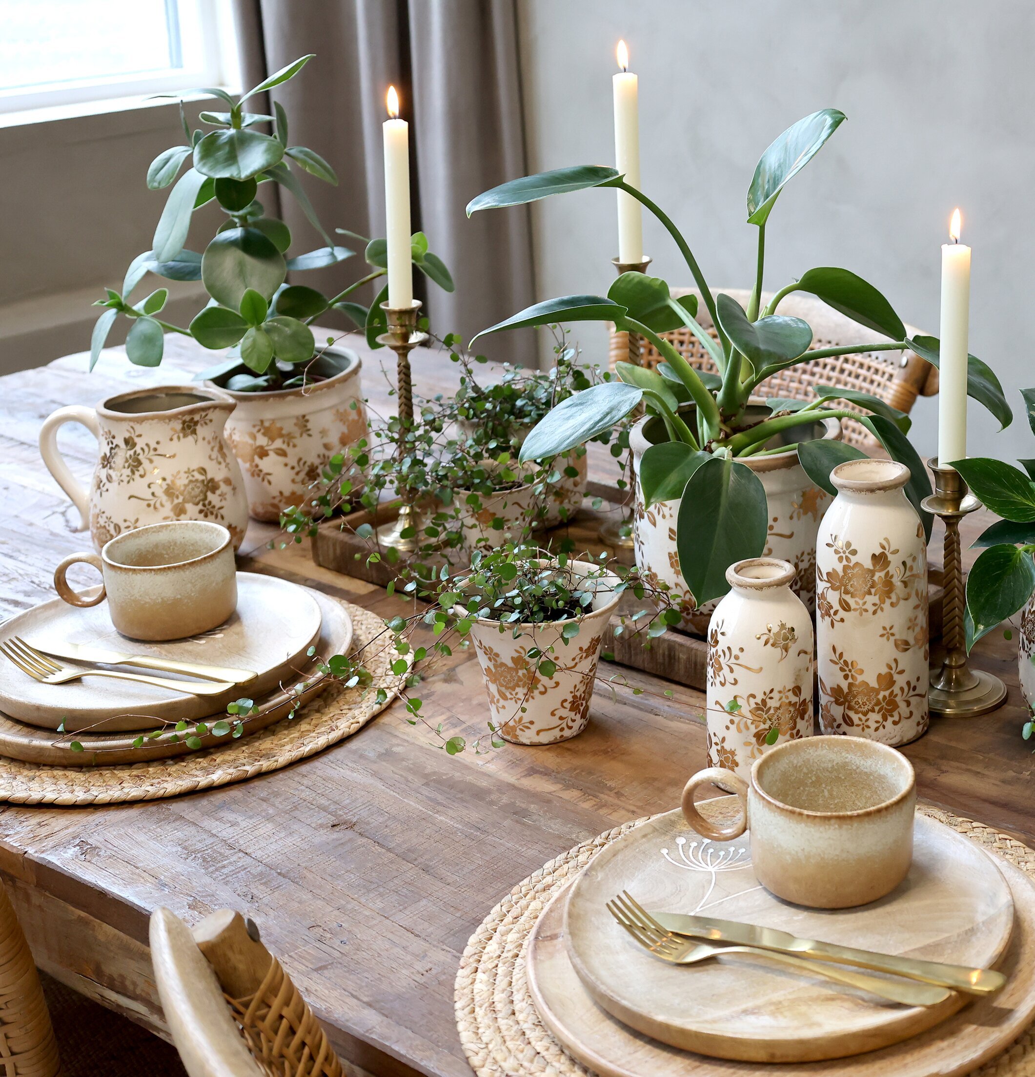 Foto av elegant bordsdekoration med antik känsla