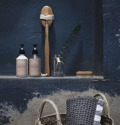 Handduk Våfflad Blå från Ernst i en stilren badrumsmiljö