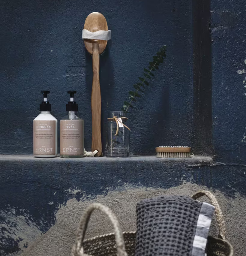 Handduk Våfflad Blå från Ernst i en stilren badrumsmiljö