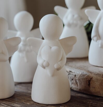 Bild av änglastatyetter som förmedlar ro och harmoni