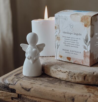 Bild av rofylld stämning med ängel och doftljus