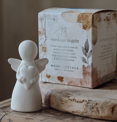 Bild av stilren ängel i harmonisk och rogivande miljö