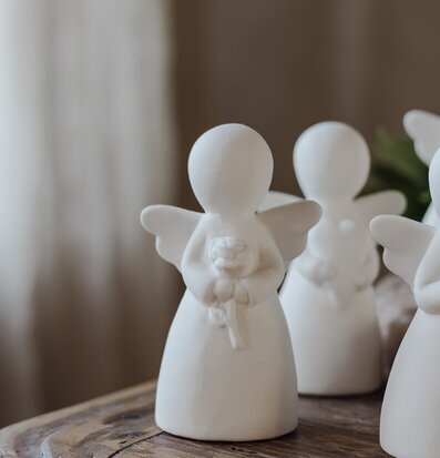 Bild av en stilren ängelstatyett med harmonisk design