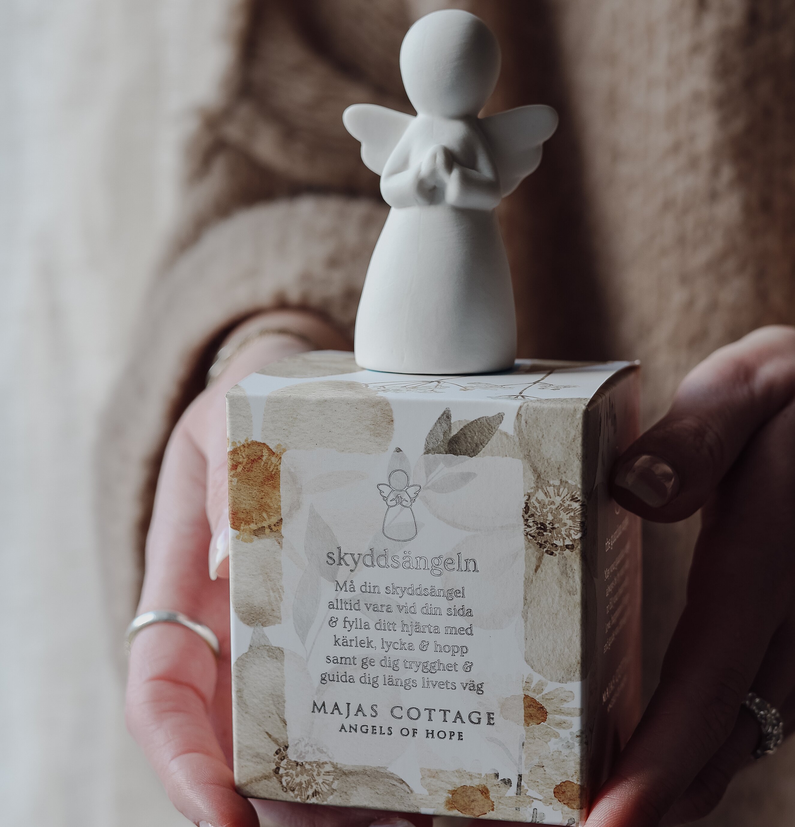 Bild av skyddsängel på dekorerad gåvobox med harmoni