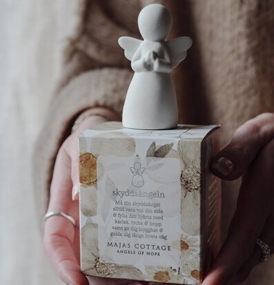 Bild av skyddsängel på dekorerad gåvobox med harmoni