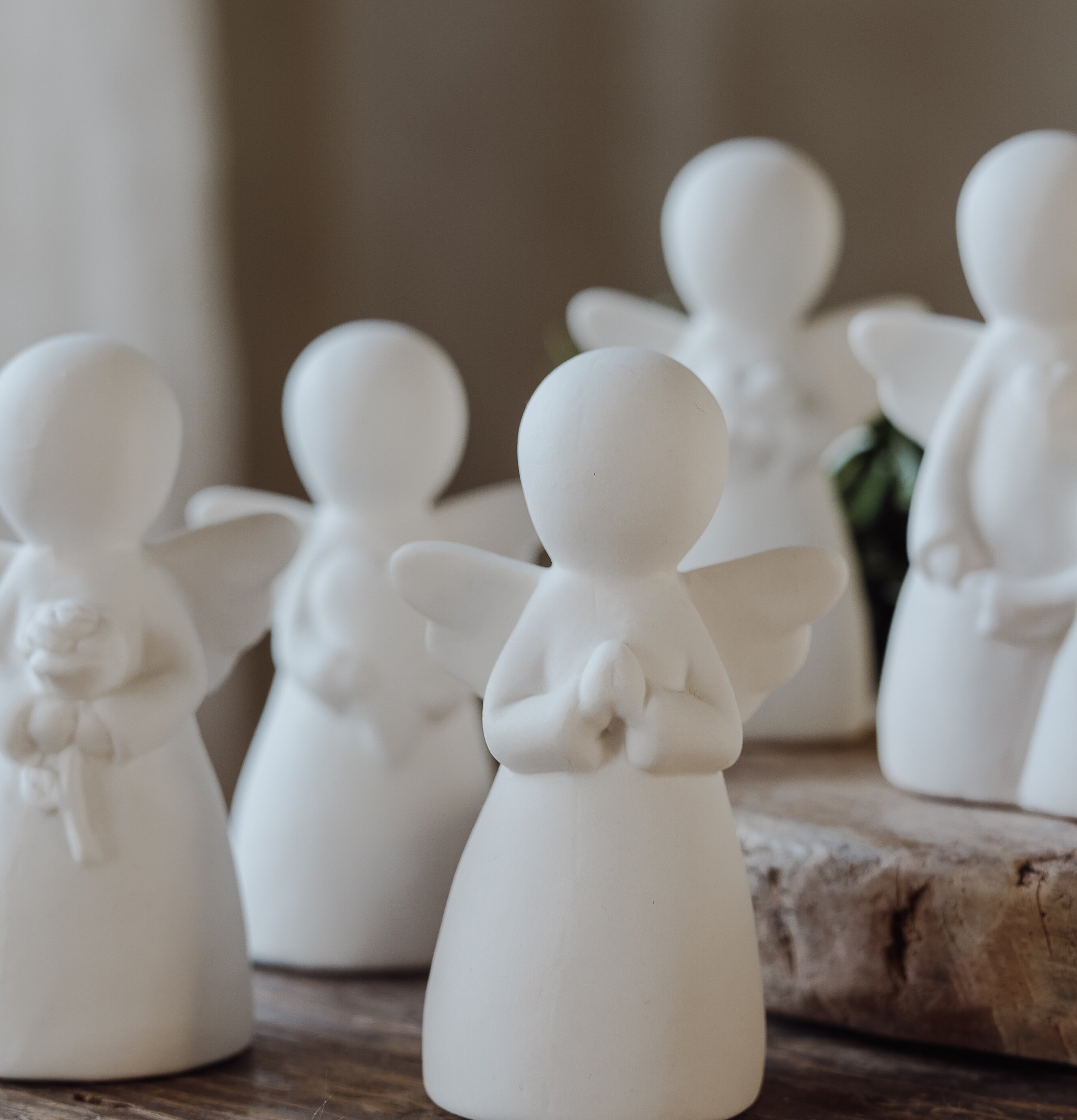 Bild av minimalistiska skyddsänglar i krämfärgad nyans