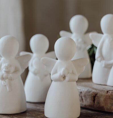 Bild av minimalistiska skyddsänglar i krämfärgad nyans