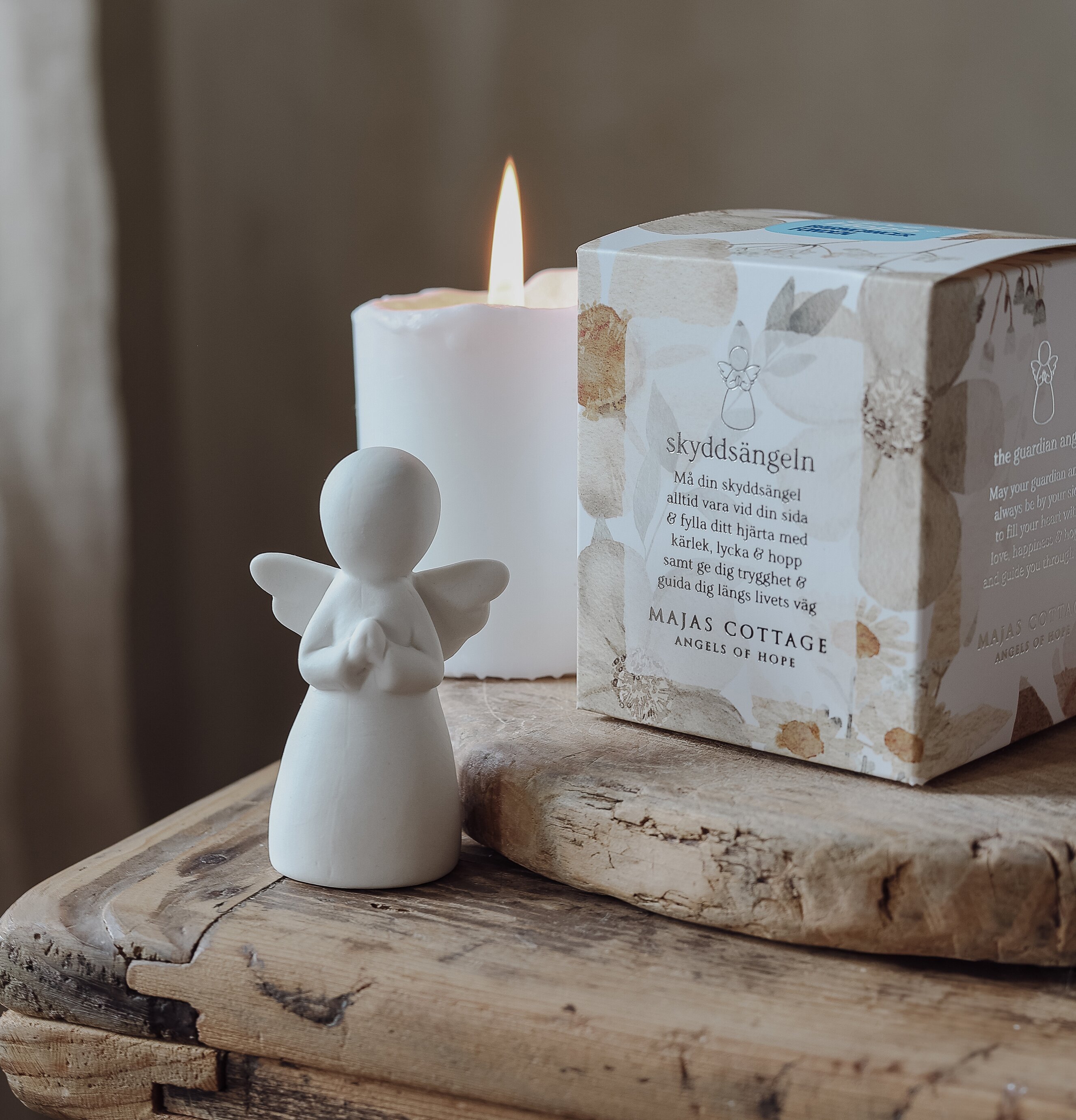 Bild av harmonisk scen med skyddsängel och ljuslåga