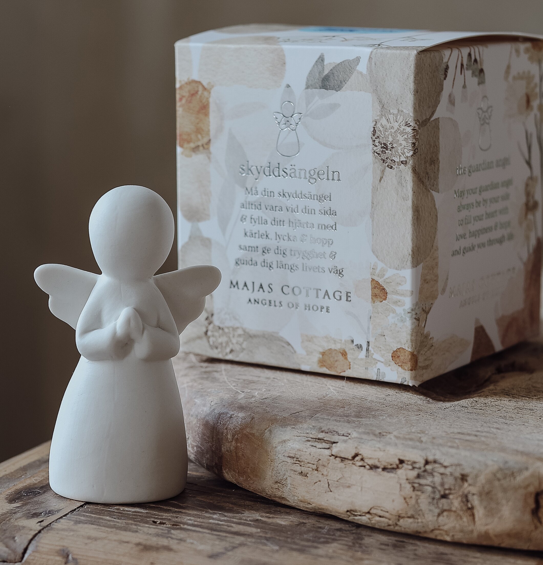 Foto av harmonisk scen med ängel och elegant gåvobox