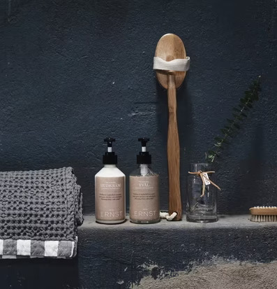 Badlakan Våfflat Blå från Ernst i ett elegant badrum