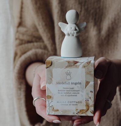 Bild av elegant ängel på gåvobox med harmonisk design