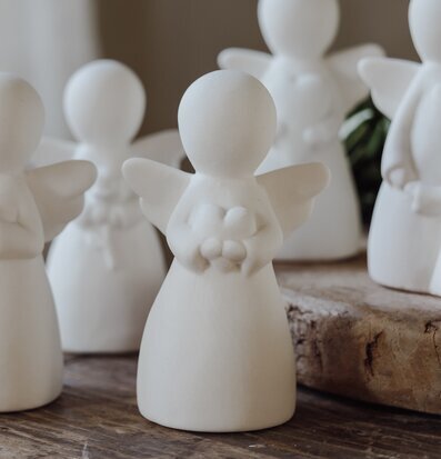 Bild av änglastatyer i harmonisk och tidlös inredning