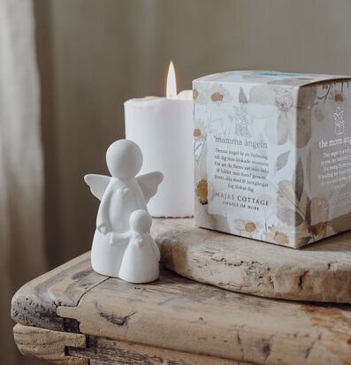 Foto av lugn inredning med ängelskulptur och ljus