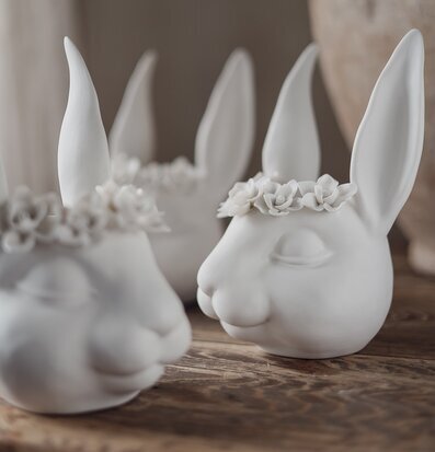 Foto av charmiga kaninfigurer med blomsterkransar