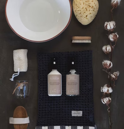 Handduk Våfflad Blå från Ernst i elegant badrumsmiljö