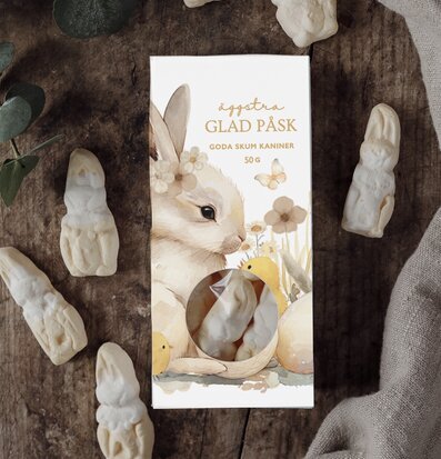 Bild av påskarrangemang med skumkaniner och vårblommor