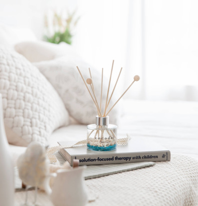 Bild av harmonisk inredning med doftpinnar och detaljer