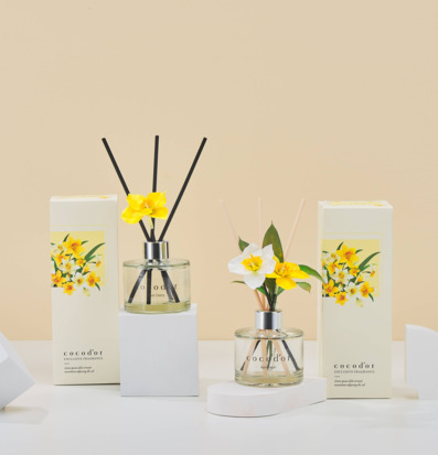 Bild av elegant doftpinnarrangemang med påskliljor