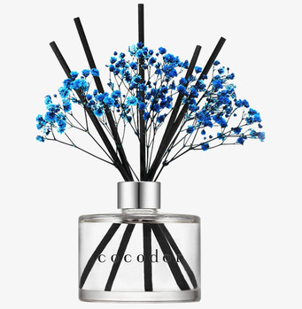 Bild av elegant doftspridare med blå blommor och pinnar
