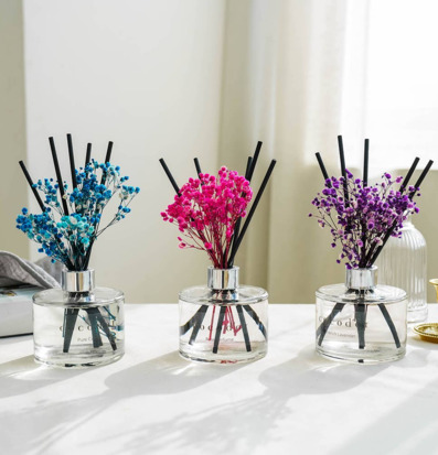 Bild av stilfulla doftdiffusorer med blommiga arrangemang