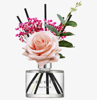 Bild av elegant doftarrangemang med ros och gröna blad