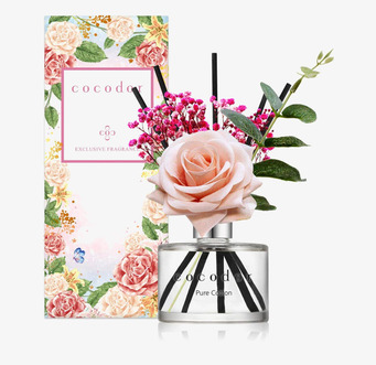 Bild av eleganta doftpinnar med ros och blomsterdesign